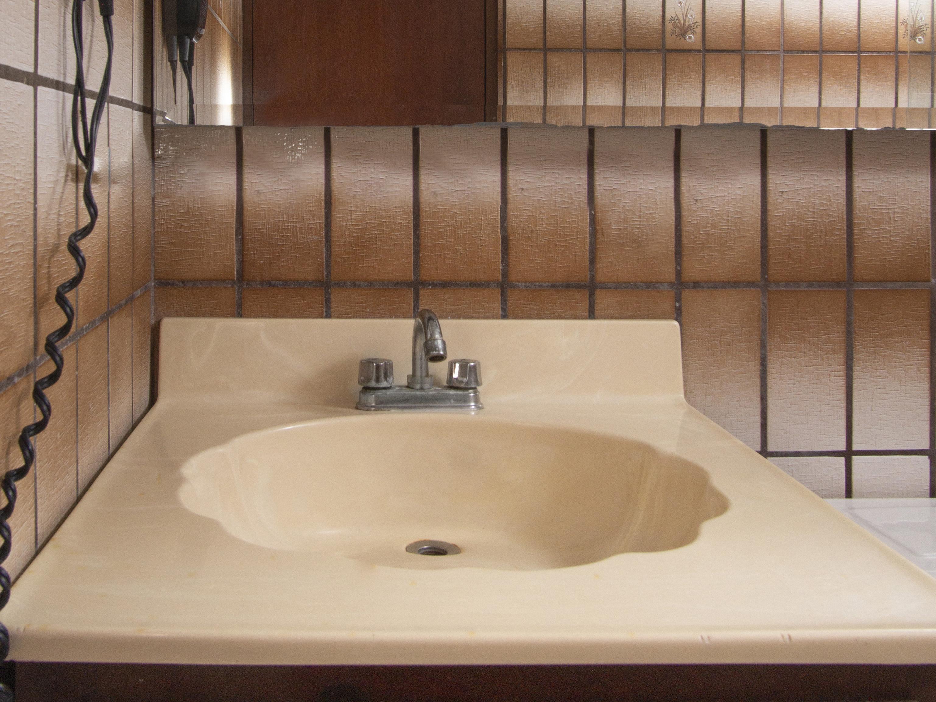 Oyo Hotel Hacienda Don Luis, Rosarito Exterior foto A typical American bathroom sink