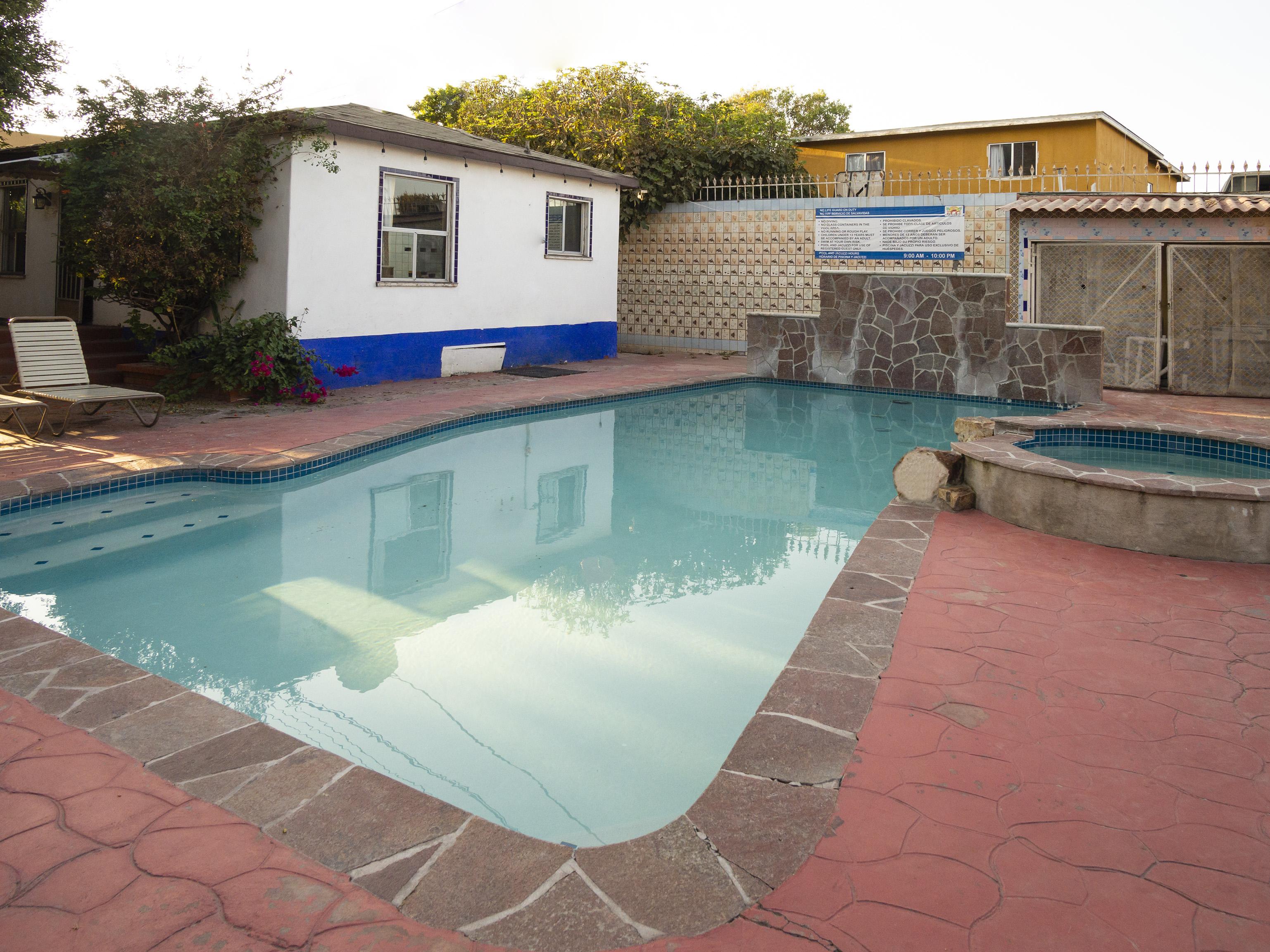 Oyo Hotel Hacienda Don Luis, Rosarito Exterior foto A swimming pool in a private backyard