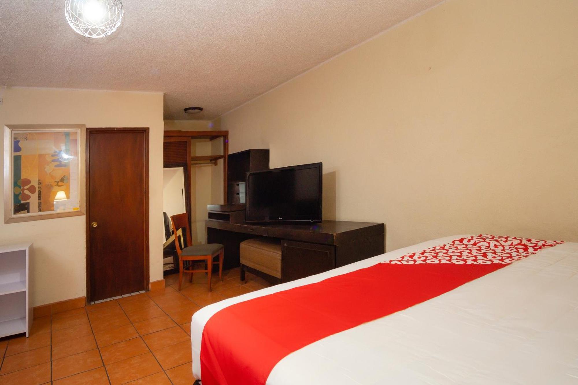 Oyo Hotel Hacienda Don Luis, Rosarito Exterior foto A typical OYO hotel room in Mexico City